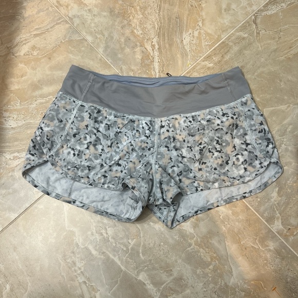 lululemon athletica Pants - Lululemon Run Times Shorts Size 6 Grey Abstract Lined Running